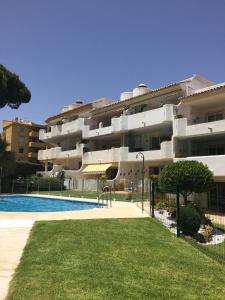 duży apartamentowiec z basenem i dziedzińcem w obiekcie Ocean Point w mieście Mijas Costa