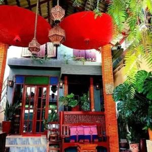 une maison avec des parapluies rouges devant dans l'établissement 119 Boutique Natural Wellness Chiang Mai, à Chiang Mai