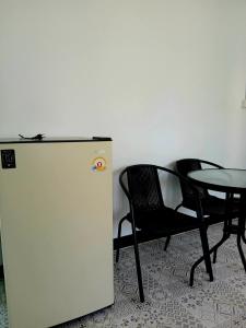 2 chaises, une table et un réfrigérateur dans l'établissement 119 Boutique Natural Wellness Chiang Mai, à Chiang Mai 47 autres photos