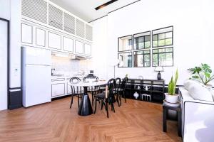 Η κουζίνα ή μικρή κουζίνα στο Luxury Mono 10 Private Pool Villa - 3 BR in Pasak