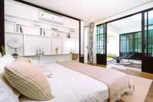 Ένα ή περισσότερα κρεβάτια σε δωμάτιο στο Luxury Mono 10 Private Pool Villa - 3 BR in Pasak +15 φωτογραφίες