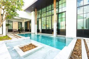 Πισίνα στο ή κοντά στο Luxury Mono 10 Private Pool Villa - 3 BR in Pasak