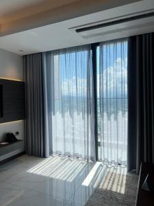 Postel nebo postele na pokoji v ubytování Centre Point Da Nang City Hotel + 8 fotografií