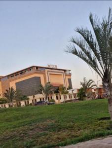 ein Gebäude mit einer Palme davor in der Unterkunft Gardinia City luxury Home with 3bed rooms and private pool in Kairo