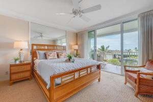 une chambre avec un grand lit et un balcon dans l'établissement Whaler 712 · WHA 712 Kaanapali OceanFront Condo w Ocean Views, à Lahaina 55 autres photos