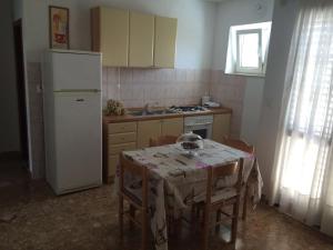 Kuchyň nebo kuchyňský kout v ubytování Apartments Vini and Ivana