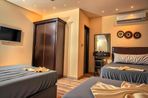 Ένα ή περισσότερα κρεβάτια σε δωμάτιο στο Pyramids MagiC View Hotel