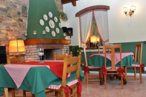 jadalnia ze stołem i kominkiem w obiekcie B&B La Pescadora w mieście Valeggio sul Mincio +12 zdjęć