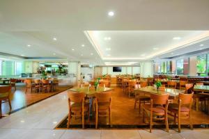 a restaurant with tables and chairs and a bar at Venus International Hotel Guangdong Huizhou West Lake in Huizhou