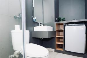 Ένα μπάνιο στο Seven Living Tamansari Tera Residence +41 φωτογραφίες