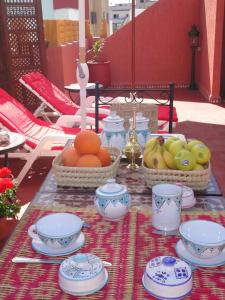 Kahvin ja teen valmistusvälineet majoituspaikassa Dar Yanis