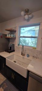 Kuchyň nebo kuchyňský kout v ubytování Hanahan Hide Away + 19 fotografií