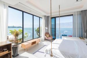 a bedroom with a swinging bed with a view of the ocean at Wuxin Lake View Hostel in Dali