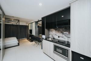 Η κουζίνα ή μικρή κουζίνα στο Seven Living Tamansari Tera Residence