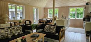 Posezení v ubytování Cozy Cottage Just 300 M From Høve Beach