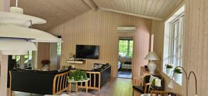 TV a/nebo společenská místnost v ubytování Cozy Cottage Just 300 M From Høve Beach