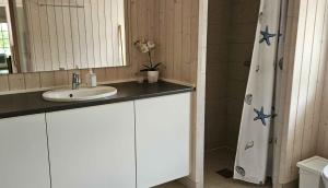 Koupelna v ubytování Cozy Cottage Just 300 M From Høve Beach + 30 fotografií