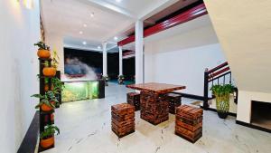 迪克韦勒Elegant Resort Hiriketiya的带壁炉和桌子的客厅