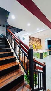 迪克韦勒Elegant Resort Hiriketiya的楼梯通往带大堂的房屋