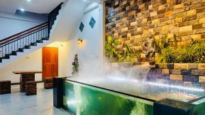 迪克韦勒Elegant Resort Hiriketiya的房子里的室内水族馆，还有瀑布