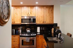 Gallery image of Creekside 2-Bedroom Condo in Canmore +22 photos
