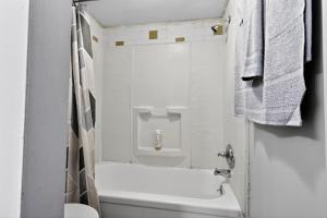 Phòng tắm tại Game Day Ready Steps to Big House, U-M Campus & UM Hospital +15 ảnh