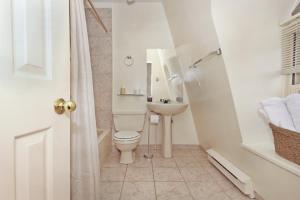 ein Badezimmer mit Toilette und Waschbecken in der Unterkunft Gower Guest House in St. John's