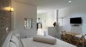 - un salon blanc avec un lit et une table dans l'établissement Saraburi Garden Resort, à Ban Kluai 98 autres photos