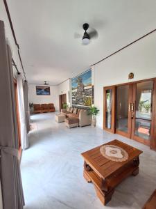 ein Wohnzimmer mit einer Couch und einem Couchtisch in der Unterkunft Tenang Villas - With Private Pool in Nusa Ceningan
