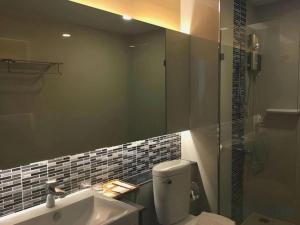 Un baño con inodoro, lavabo y ducha. en Chaisaeng Villa, en Sing Buri 73 fotos más