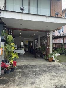 eine Terrasse eines Gebäudes mit Topfpflanzen in der Unterkunft De hostel in Sathani Rot Fai