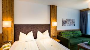 Letto o letti in una camera di Hotel Alphof Alpbach