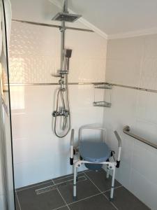 Phòng tắm tại Crescent Twins -White Villa