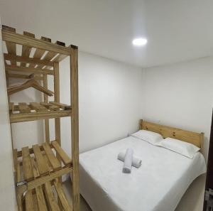 a small bedroom with two bunk beds with towels at Flat funcional mobiliado com cozinha com WC ap101 in Recife