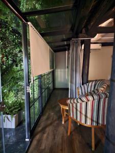 Balkón nebo terasa v ubytování Traditional Wooden House