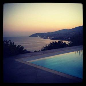 una grande piscina con vista sull'oceano di Villa Itati a Sanremo