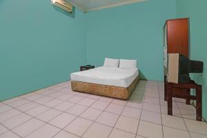 a bedroom with a bed and a tv in a room at Hotel O Wisma Permata Syariah in Bangko +19 photos