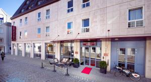 ein Gebäude auf einer Straße mit Fahrrädern davor in der Unterkunft Clarion Collection Hotel Grand Olav in Trondheim