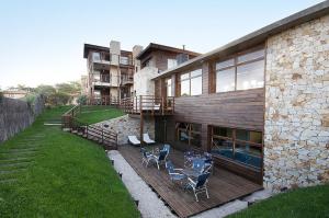 Casa con terraza con sillas y balcón. en Viñas del Mar Apart & SPA Aparthotel en Las Gaviotas