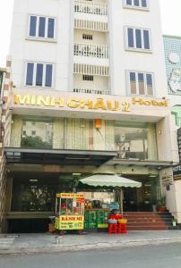 a building with a food stand in front of it at Minh Châu Hotel in Kon Rung (1)