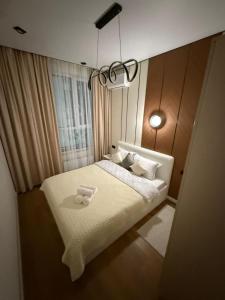 - une petite chambre avec un lit blanc et une lumière dans l'établissement ЖК Кристалл 160К7 6 этаж 1213, à Almaty
