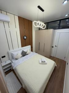 une chambre avec un lit avec deux serviettes dessus dans l'établissement ЖК Кристалл 160К7 6 этаж 1213, à Almaty