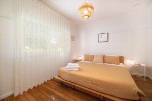 Ένα ή περισσότερα κρεβάτια σε δωμάτιο στο The Blue Beach House - Pet Friendly Coastal Escape in Mollymook