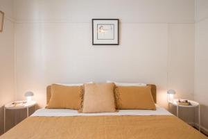 モリーモックにあるThe Blue Beach House - Pet Friendly Coastal Escape in Mollymookのベッドルーム1室(サイドテーブル2台付)