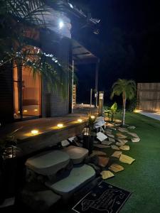 un cortile di notte con un sentiero in pietra e una casa di Village Misaki a Misaki