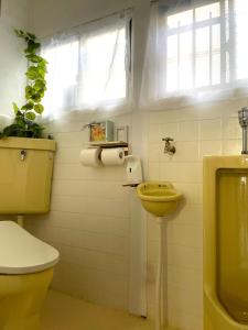 bagno con servizi igienici gialli e lavandino di Village Misaki a Misaki Altre 33 foto