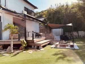 un cortile con un patio con un tavolo e un ombrellone di Village Misaki a Misaki