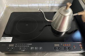 un bollitore per tè posto sopra un piano cottura di Village Misaki a Misaki