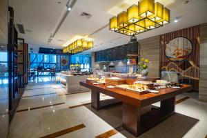 eine Küche mit einem Tisch mit Essen darauf in der Unterkunft SSAW Boutique Hotel Ningbo CBD - Family Friendly & Business Travel in Ningbo