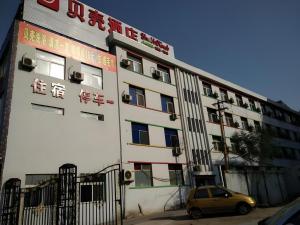 太原市にあるShell Hotel Taiyuan South Railway Station New Southeast Bus Stationの建物の前に車が駐車されている